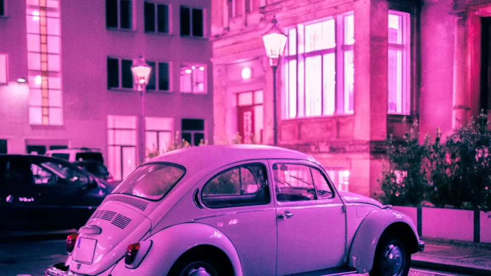 Nachtstraße mit Käfer und Laternen in lila-rosa Licht